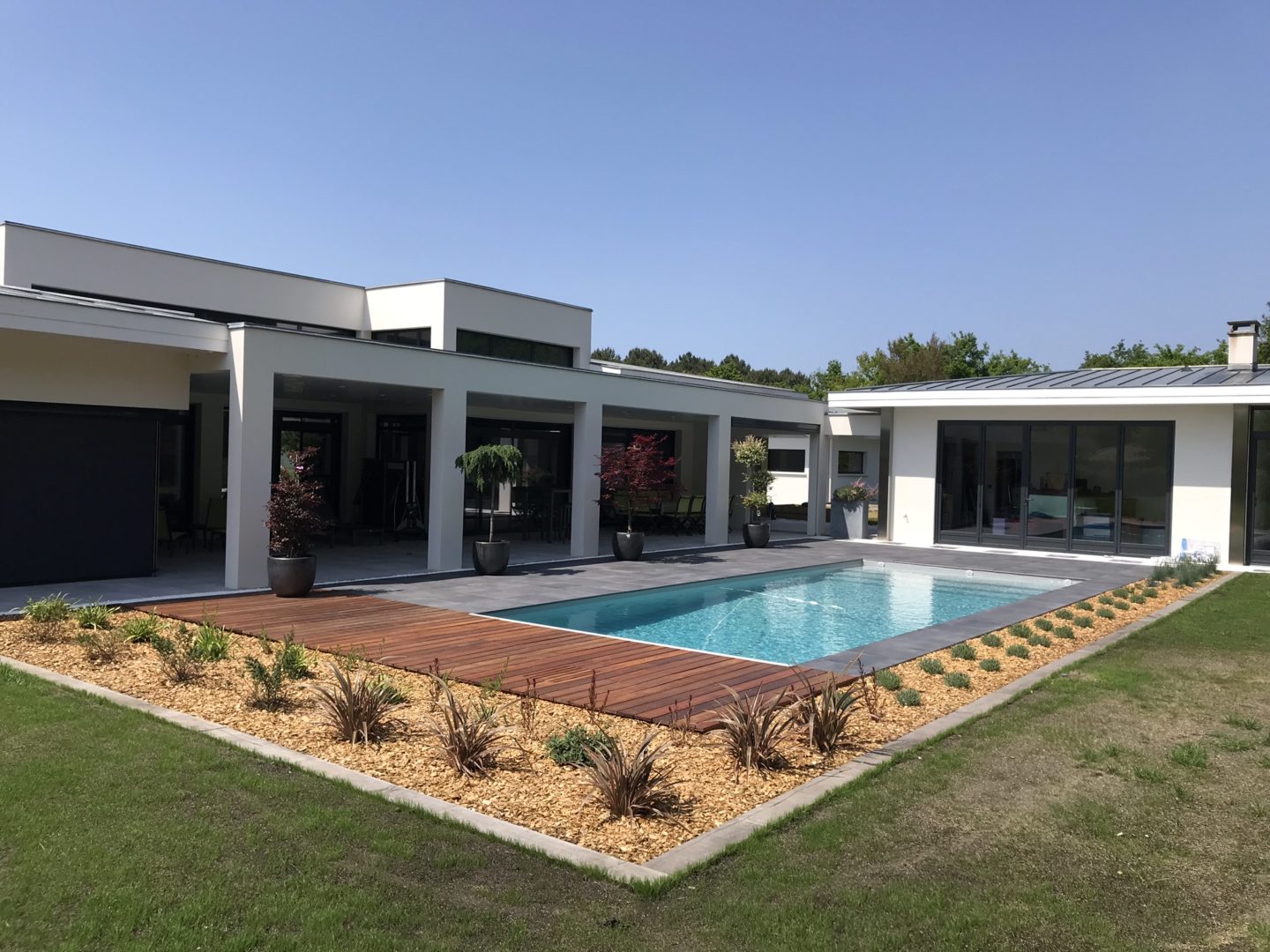 Piscine 10 x 4 – Terrasse grés cérame – Volet roulant immergé – Lyneo ...