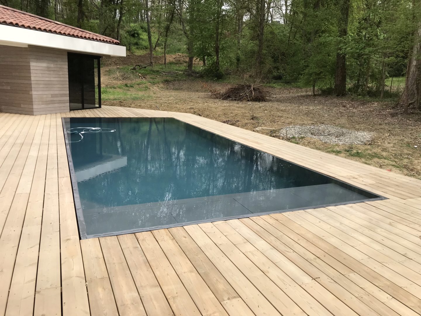 Piscine miroir 10 x 4 – Terrasse bois – Volet roulant immergé – Lyneo ...