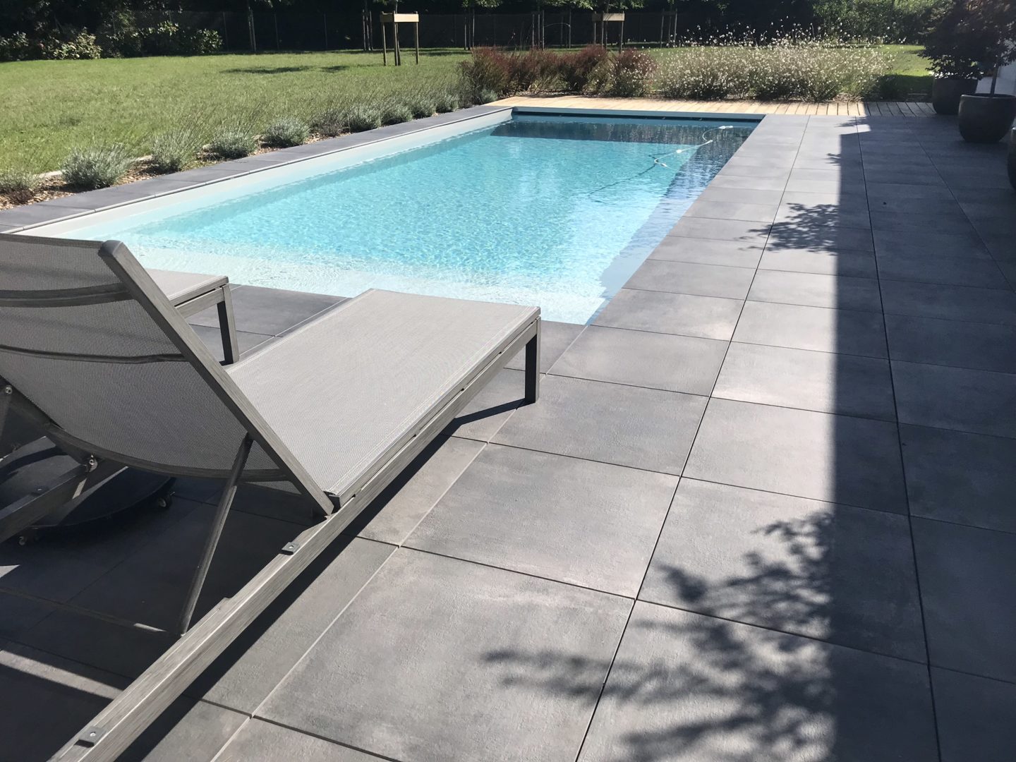 Piscine 10 x 4 – Terrasse grés cérame – Volet roulant immergé – Lyneo ...