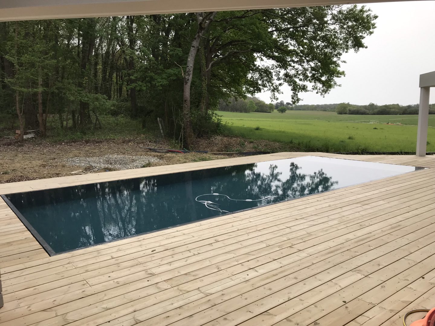 Piscine miroir 10 x 4 – Terrasse bois – Volet roulant immergé – Lyneo ...